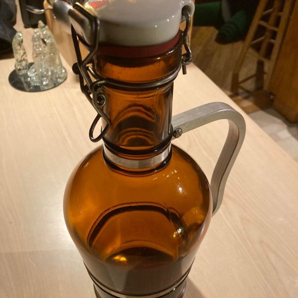 Muster Geschutzt Amber Growler 2L Brown Glass w/ Handle, Cap & Rubber Seal MINT - Picture 1 of 10